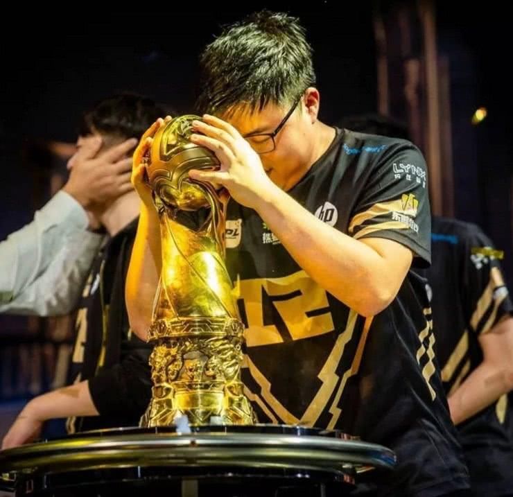 LOL:比起卡莎Uzi还是更喜欢VN 直播间暗示S8