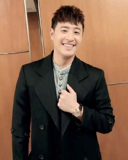 吴昕深情凝视全程迷妹脸,而潘玮柏眼神躲闪超