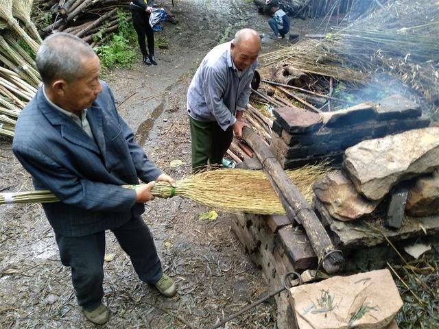 河南7旬大爷烧火做收麦神器，用过的都不年轻了