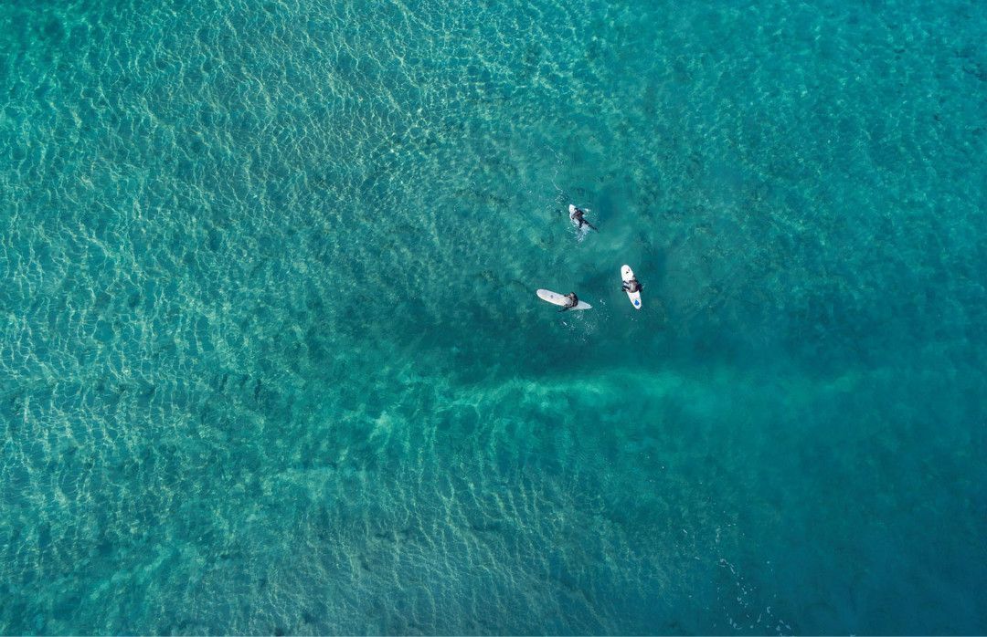 在白雪中伴着极光闪烁冲个浪，是种怎样的新奇体验？