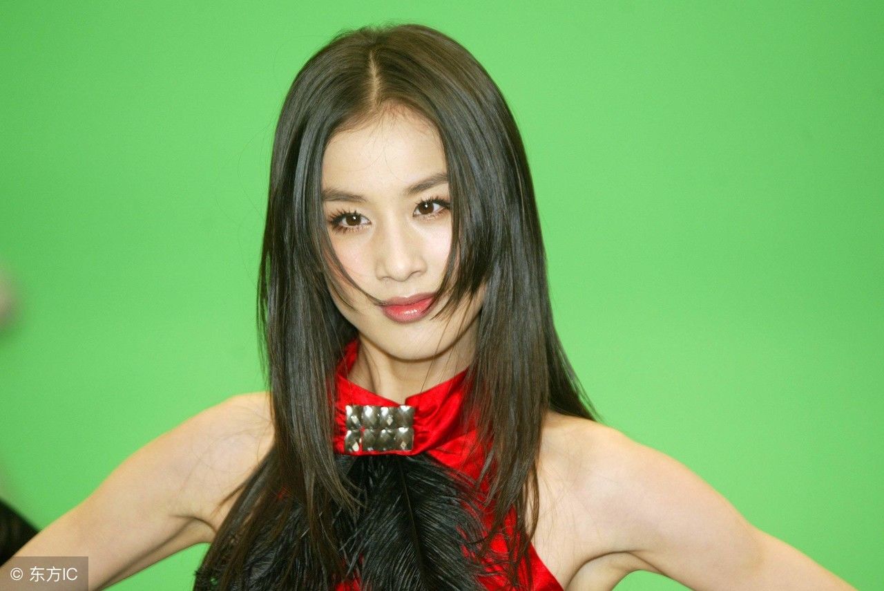 黄圣依穿无袖红上衣配黑裤亮相某活动,网友:这