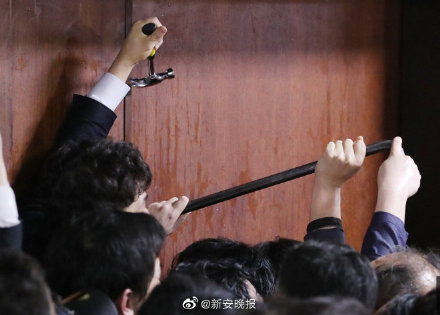 堪比大片!韩国300多议员在国会打了起来,撬棍