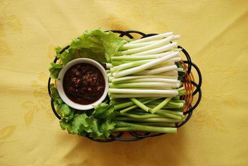 隔壁大哥坚持每天吃点葱,胆固醇降下来了,小肚