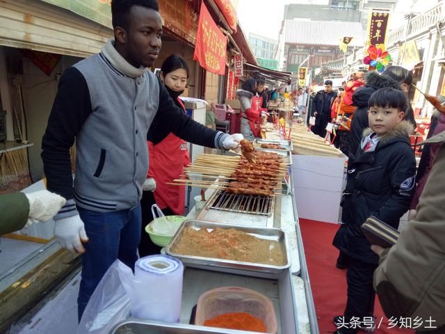 春节假期非洲小伙来中国卖羊肉串，左膀右臂都是美女，让人羡慕