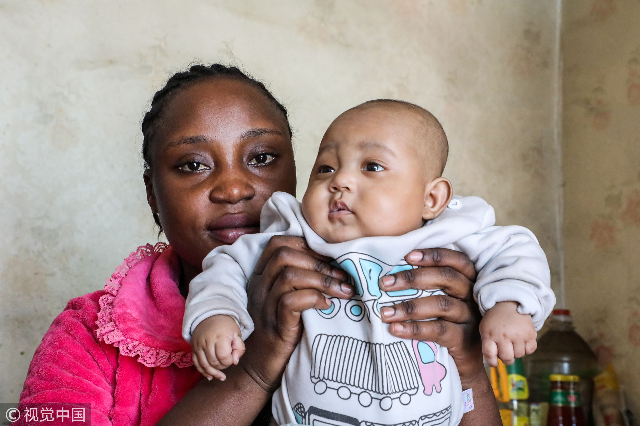 东北男子娶小16岁非洲老婆:开直播秀恩爱