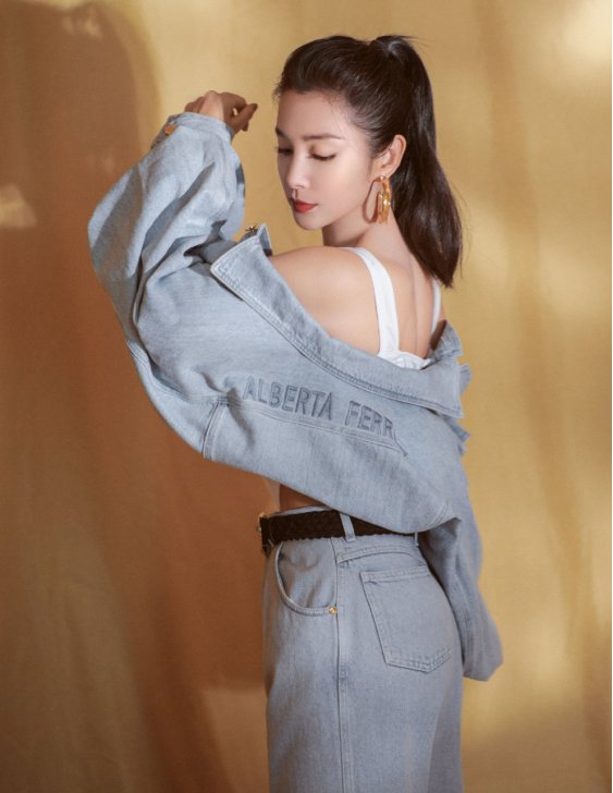 什么衣服都难不倒李冰冰，穿牛仔服套装，内搭背心像塑身衣