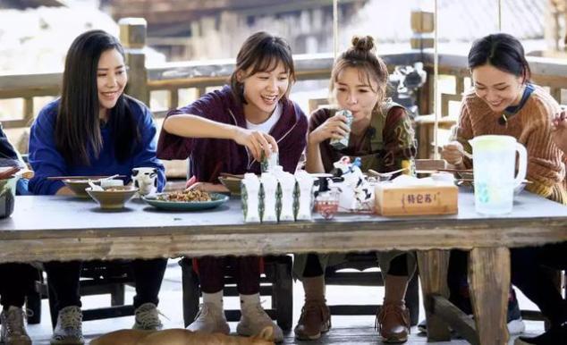 周笔畅、黄雅莉拥抱打破不和传闻,超女重聚让