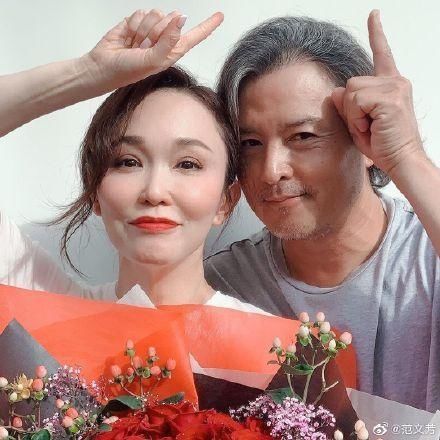 庆结婚11周年 范文芳与老公甜蜜亲吻秀恩爱