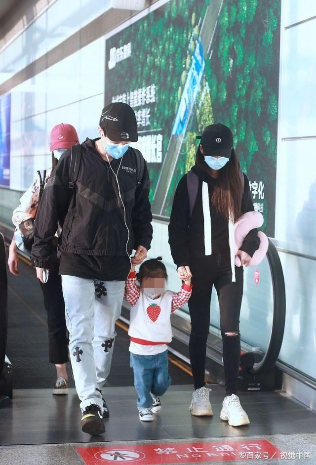 付辛博、颖儿牵女儿亮相机场 2岁小月亮正面照曝光软萌可爱