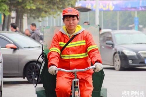 90后最帅环卫工成网红 不一样的故事一样的感人