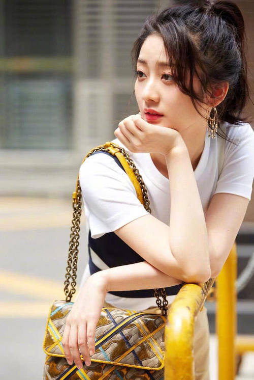 戚砚笛太大胆了,不仅把吊带外穿还剪去一半,却