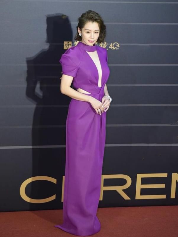 45岁徐若瑄真敢穿，一袭紫色礼服裙摩登又前卫，宛如未来女战士