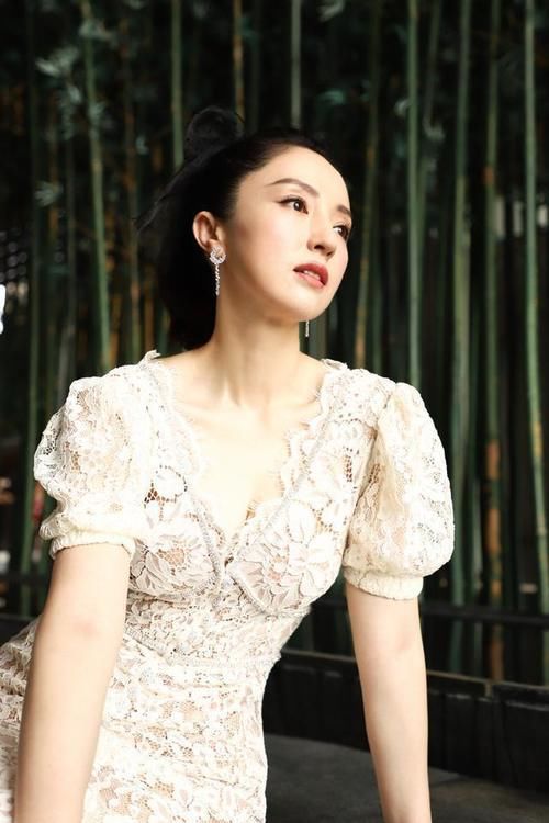 41岁董璇状态似少女，穿蕾丝裙出席活动身材窈窕，气质优雅又性感