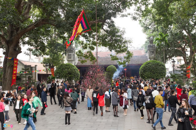 越南人春节期间纷纷前往寺庙祈福，一度致街道拥堵