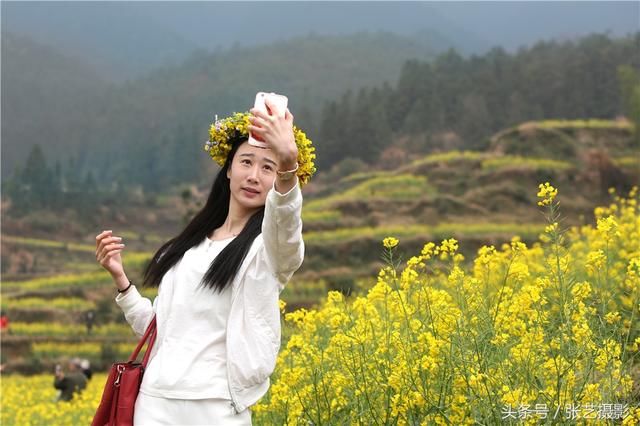 春天的婺源 油菜花盛开，姑娘头戴十元花环满山遍野拍照