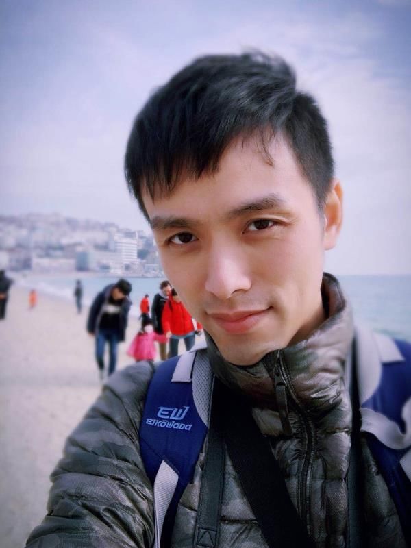 每次上课都不用点名的郝老师 拄着拐杖把课上