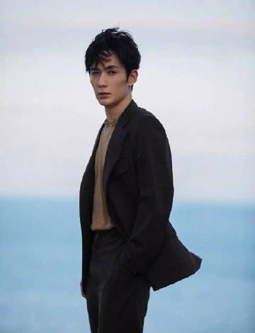 很多人都觉得朱一龙与梁朝伟长得很像!你也是