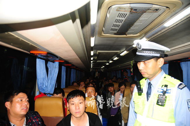 聊城:大客车高速上遇查,违规司机丢下一车乘客