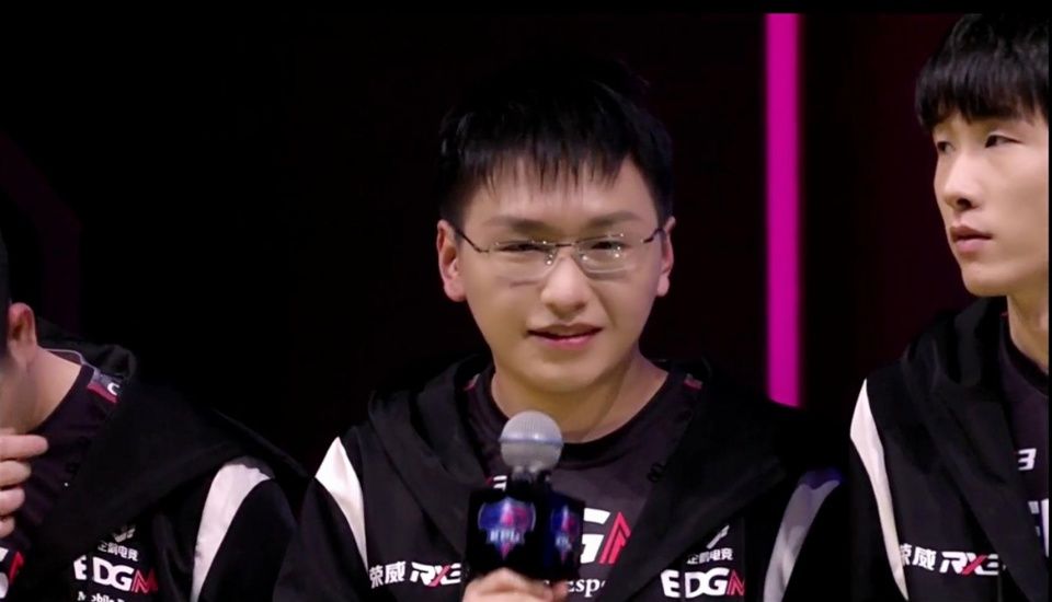 王者荣耀:梦泪有女朋友陪吃火锅能拿5杀,无痕