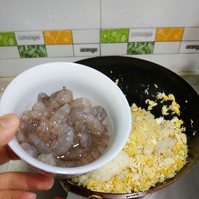 酸菜虾仁炒糯米饭