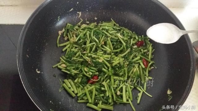 这菜便宜，比菠菜营养高，是最厉害的“铁钙补充剂”，女人吃最好