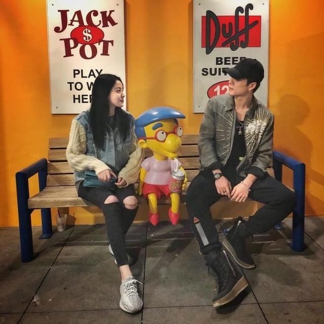 王文也先晒牵手照,后晒与韩东君甜蜜对视照 网