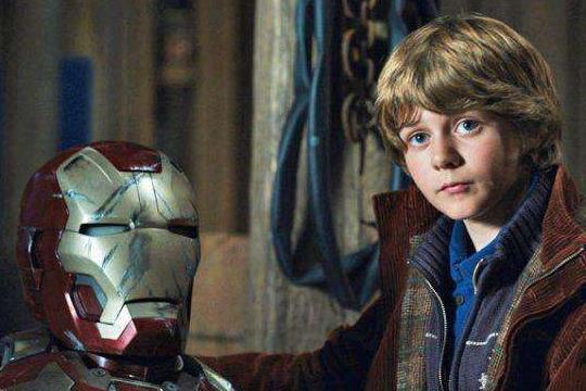 《复联4》钢铁侠葬礼上那个男孩是谁? 是钢铁