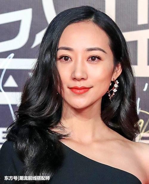 柳岩和韩雪同穿黑色斜肩连衣裙,网友:美女与女