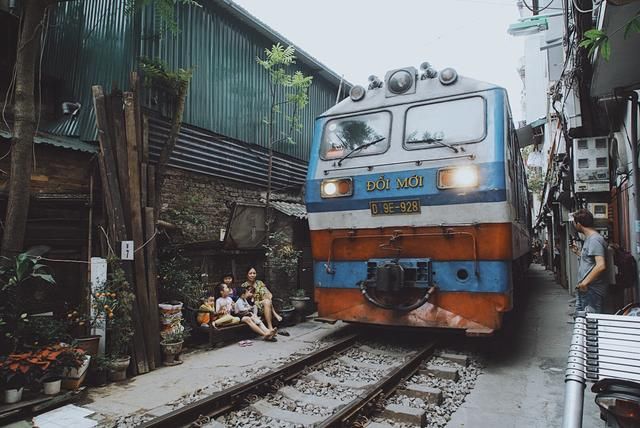 当火车从门前经过 Hanoi Train Street