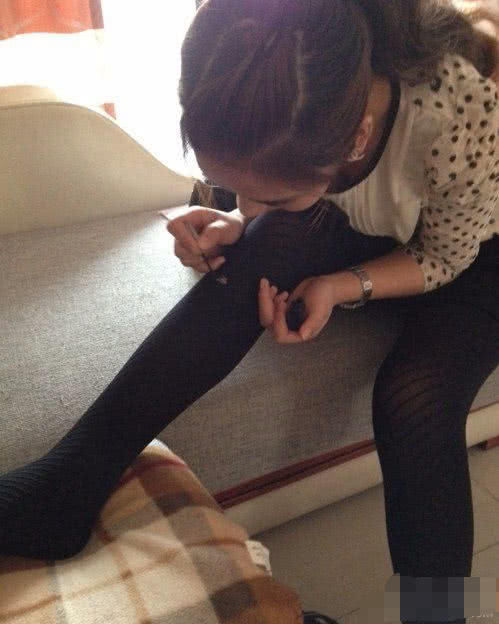 搞笑段子:妹子,丝袜破了一个洞,抹上黑色的指甲