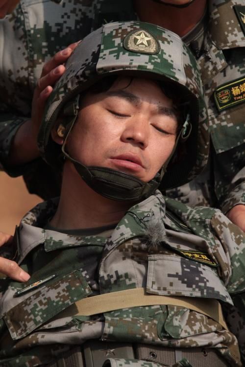 2003到2004年,王宝强从冯小刚工作室转到华谊