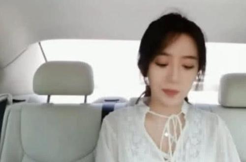 呆妹儿半真空坐车开直播,司机猛的一踩刹车,