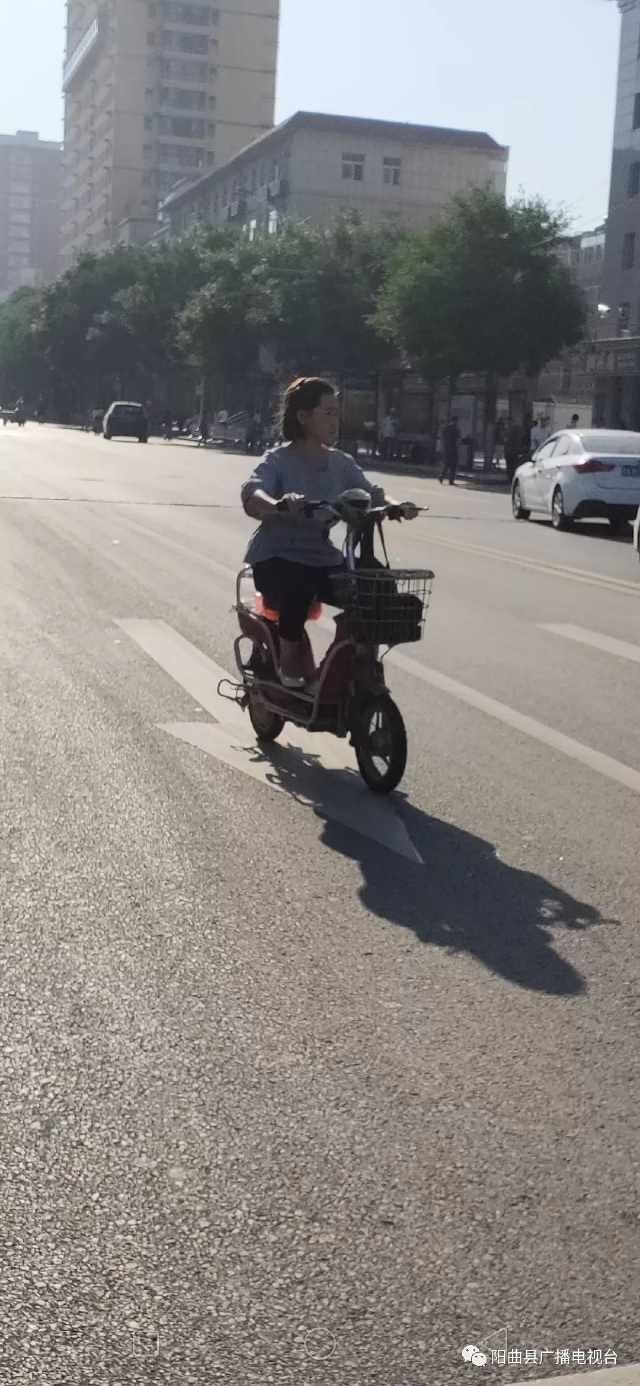 不按规定车道行驶