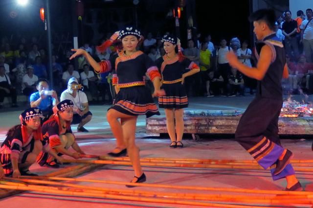 广西巴马看瑶族花式跳竹竿