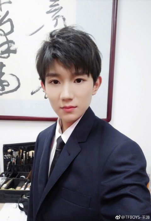 王源吉他弹唱素颜出镜 肤白唇红展侧颜杀