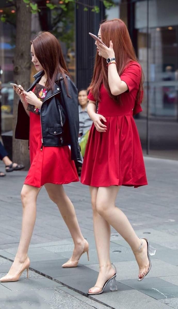 街拍:遇两红色连衣超短裙少妇,白皙长腿透明高