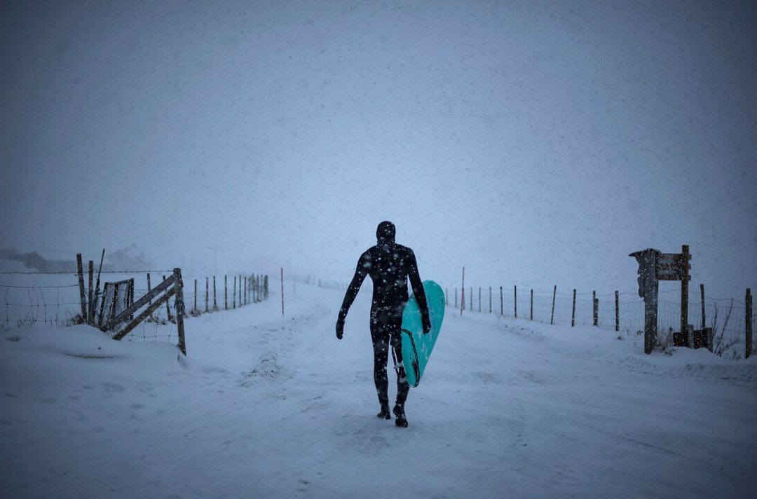 在白雪中伴着极光闪烁冲个浪，是种怎样的新奇体验？