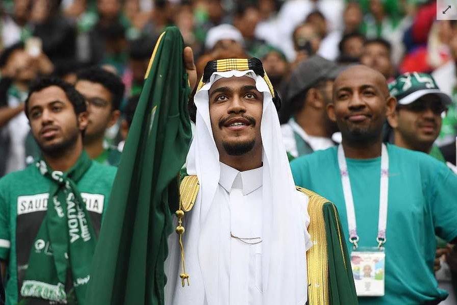 俄罗斯VS沙特:金主和美女啦啦队哪家强?