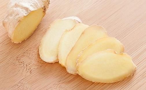 70岁的老奶奶常用生姜水泡脚，一个月后发生了神奇效果_【今日爆点】