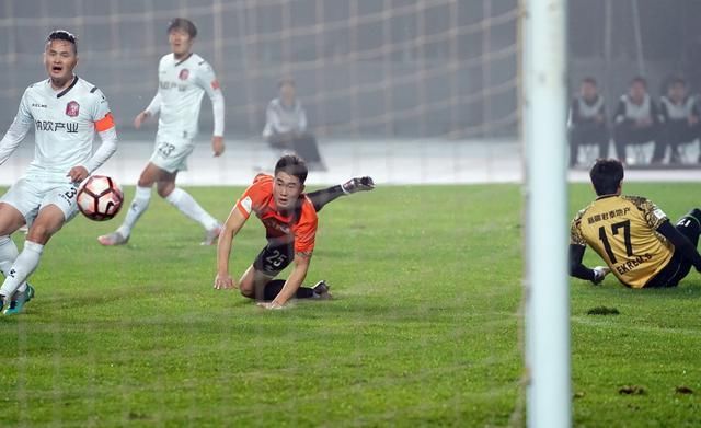 中超-北京人和主场2-0新疆成首支升级球队