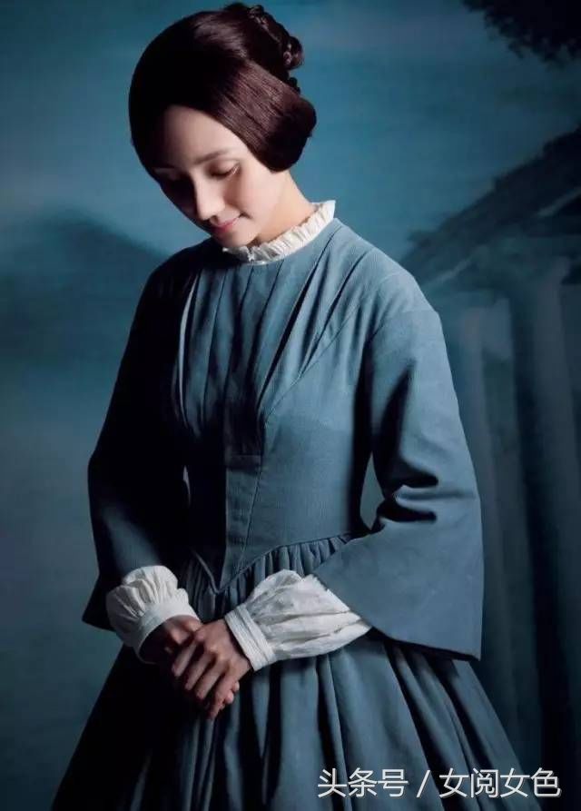 袁泉董卿一袭白衣出场,恰似良辰美景奈何天,诠