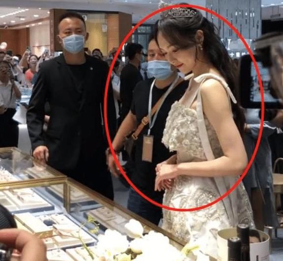 36岁唐嫣现身活动，失去了十级美颜，这生图确定不是唐不修？