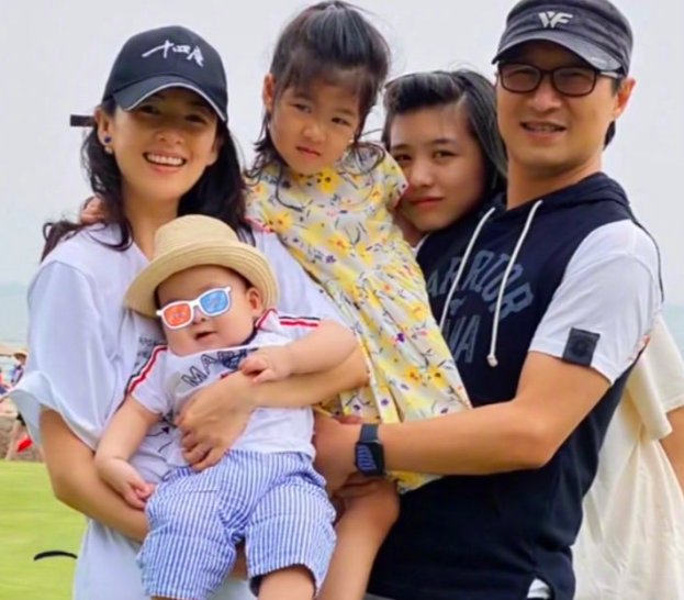 葛荟婕女儿受偏爱，合影靠汪峰肩膀，章子怡带儿女踏青不忘小苹果