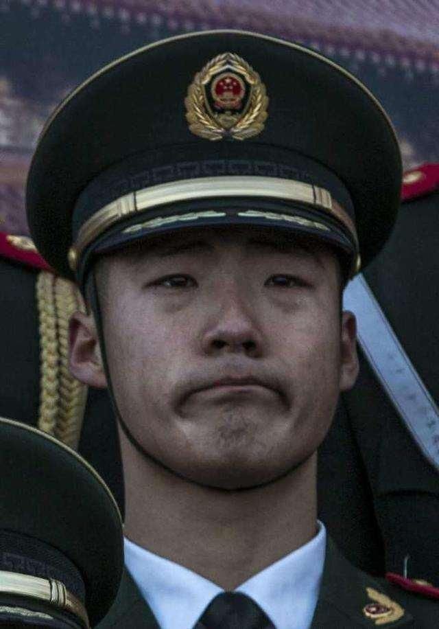 国旗护卫队执行完最后一次升旗之后,老兵忍不