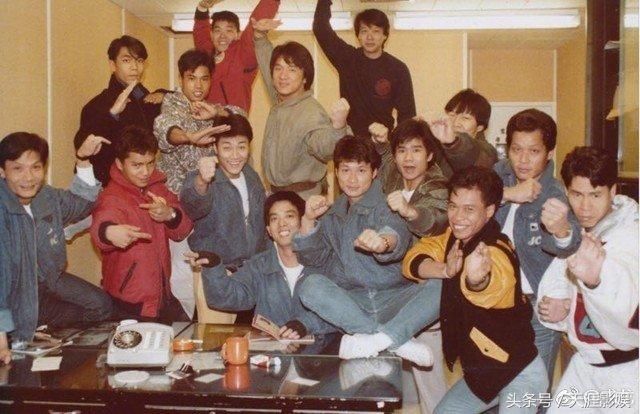 成龙罕见晒与林凤娇合照,创歌曲《青春故事》