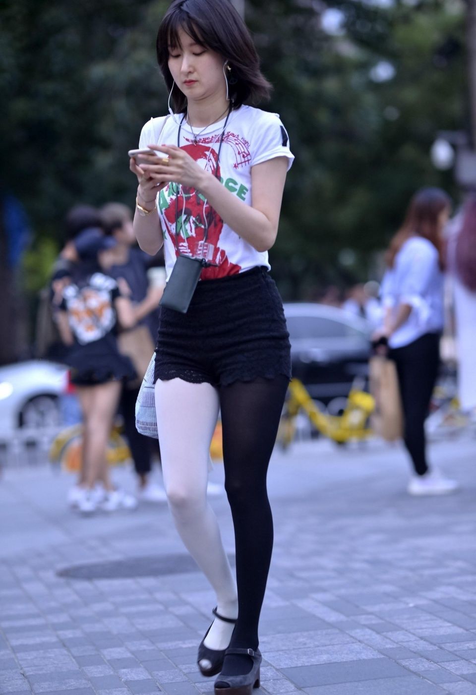 街拍,短发靓妹黑白双色丝袜,十分抢眼