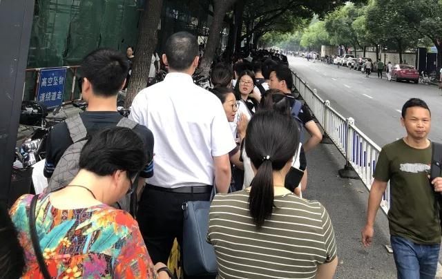 杭州楼市众生相:红盘组团来袭 连银行也被排爆了