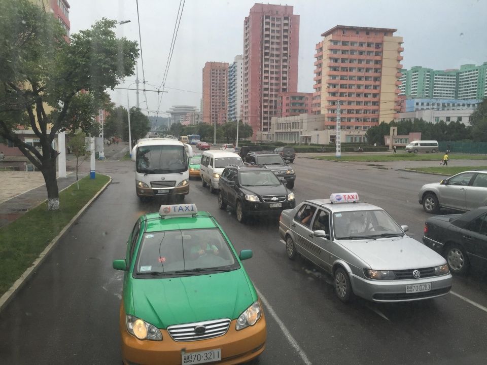 朝鲜街头看出租车，发现他们喜欢中国车，车上没计价器