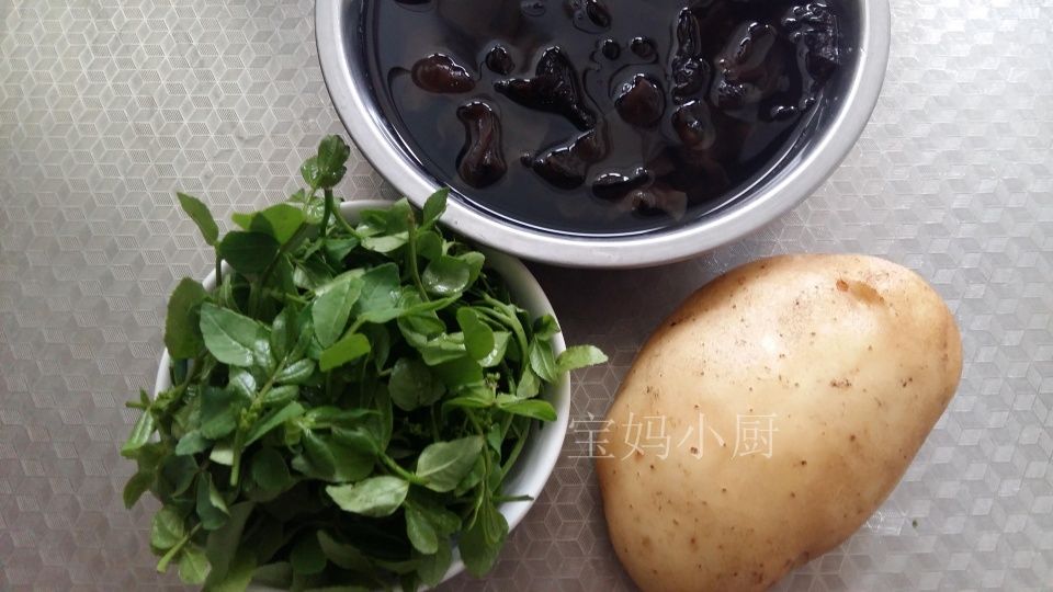 炒土豆,只多这一步,比放肉的都香,儿子自己能吃一盘