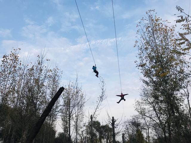 郑州驴友黄河边体验飞越丛林!刺激与挑战并存